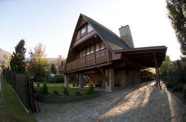 Duży drewniany stylowy dom z kominkiem w Szczyrku