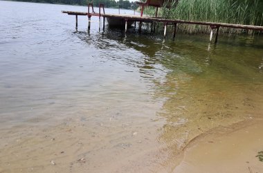 Sezon-2026--Samodzielny domek murowany z ogrodzoną działką nad wodą