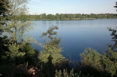 Sezon2026--Samodzielny domek murowany z ogrodzoną działką nad wodą